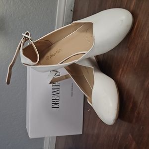 Dream Paris saddles they are white and size 9 1/2